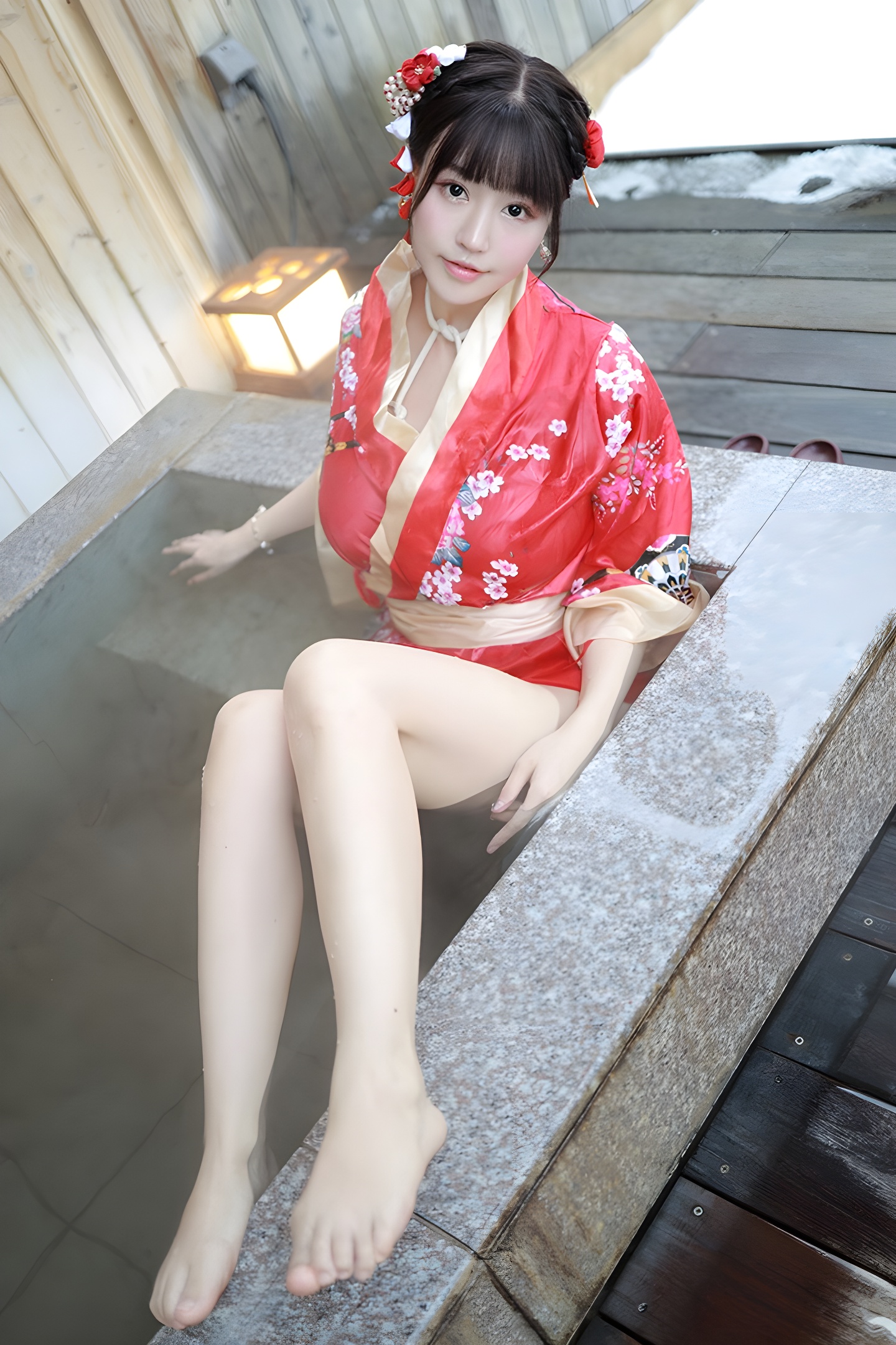 朱可儿露天浴池性感写真：裸身入镜展现自然之美