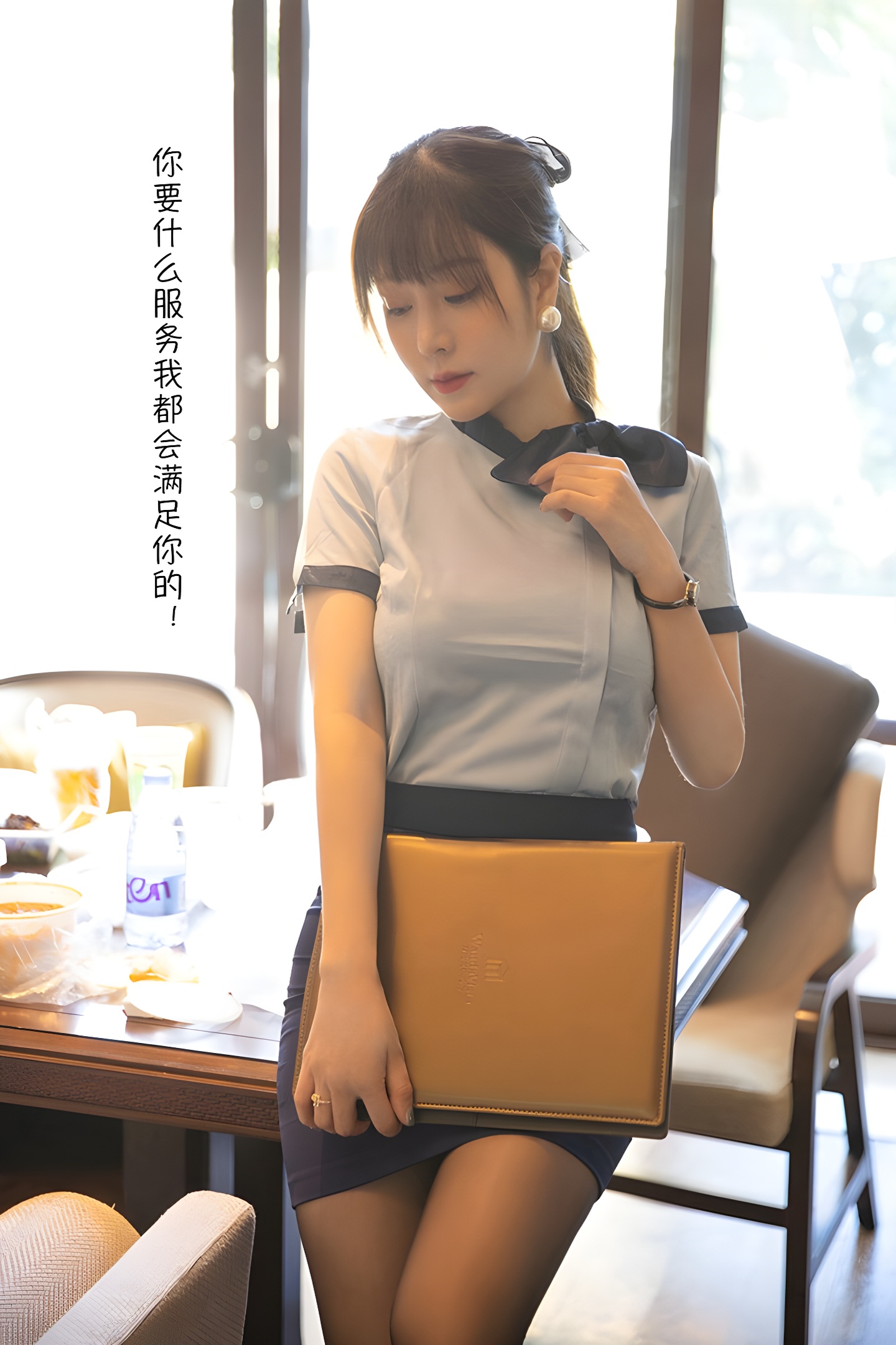 美女管家王雨纯：黑丝短裙下的职业魅力与生活瞬间