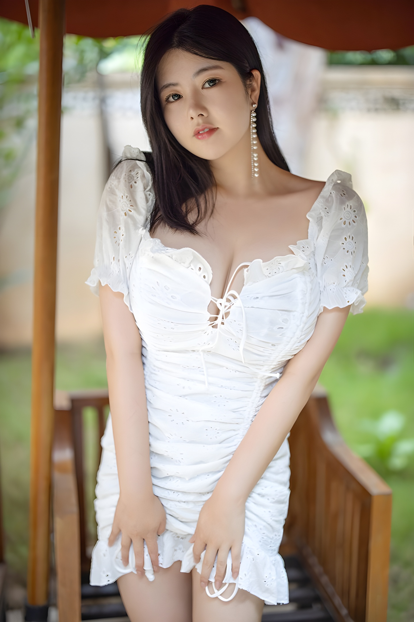 觅心天使娜露：绝色深沟与双手托豪乳的完美展现