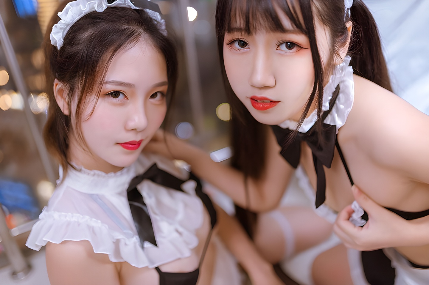 利世与不呆猫的趣味互动：调教与爱抚的治愈故事