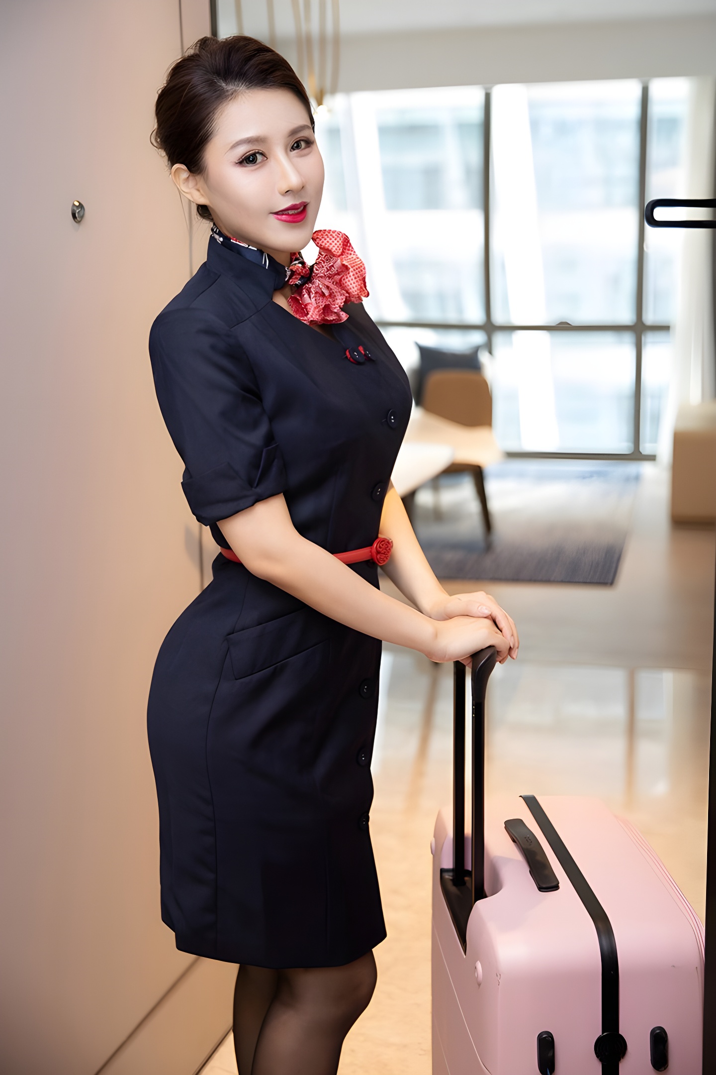 热辣空姐徐安安黑丝高跟制服写真，展现职业与性感的完美结合