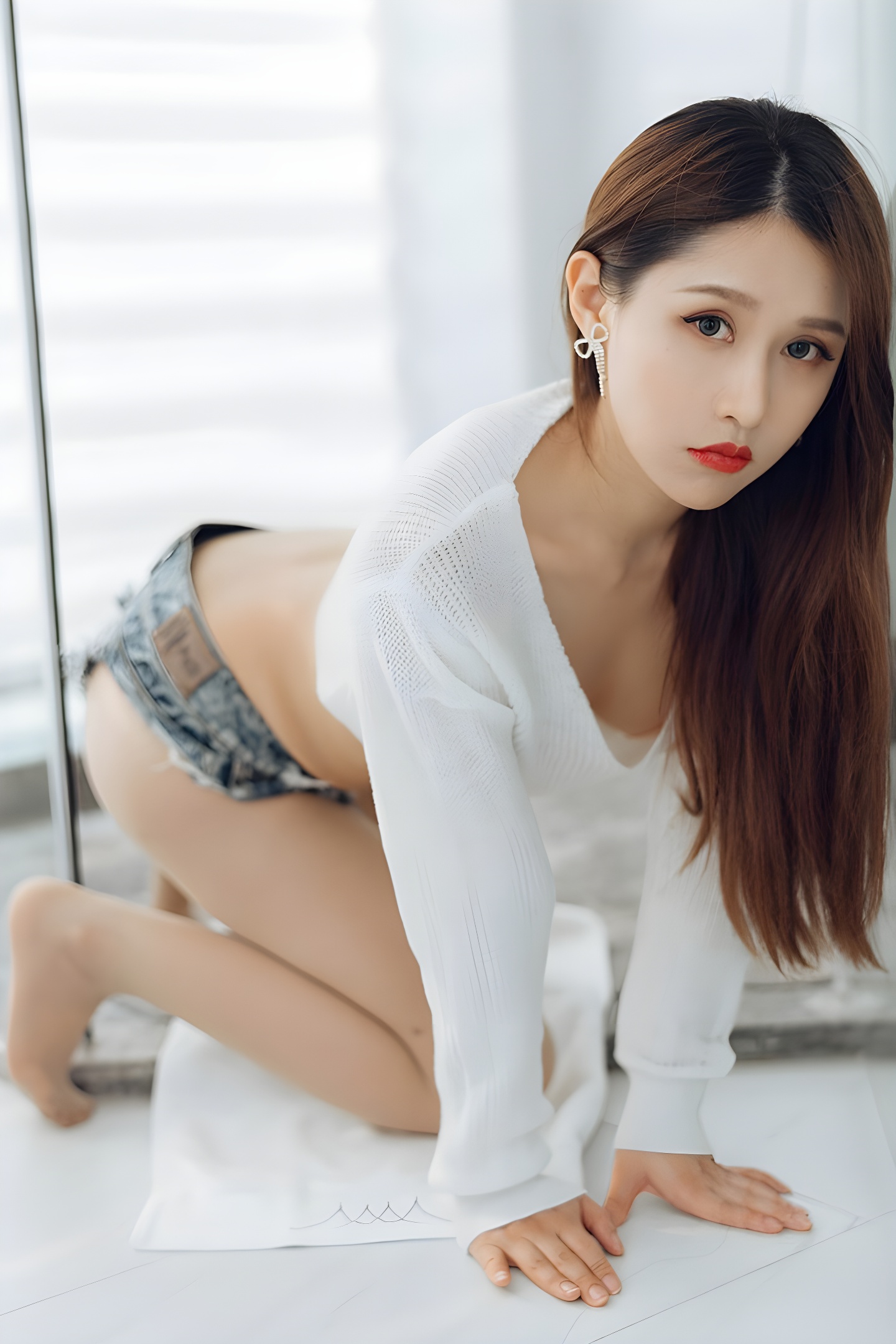 娇羞御姐徐安安：肉丝牛仔短裤展现极致美腿